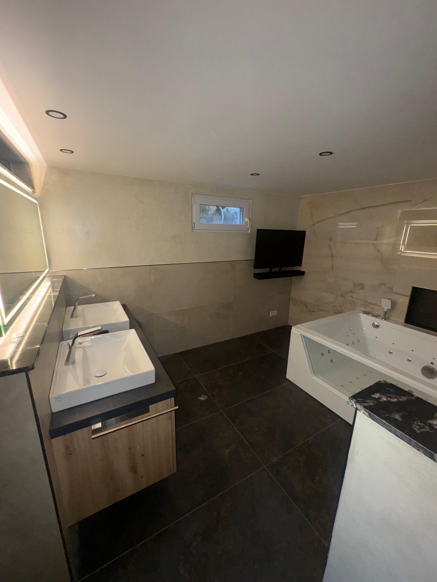 Wellness-Bad mit Whirlpool und LED-Spiegelwand