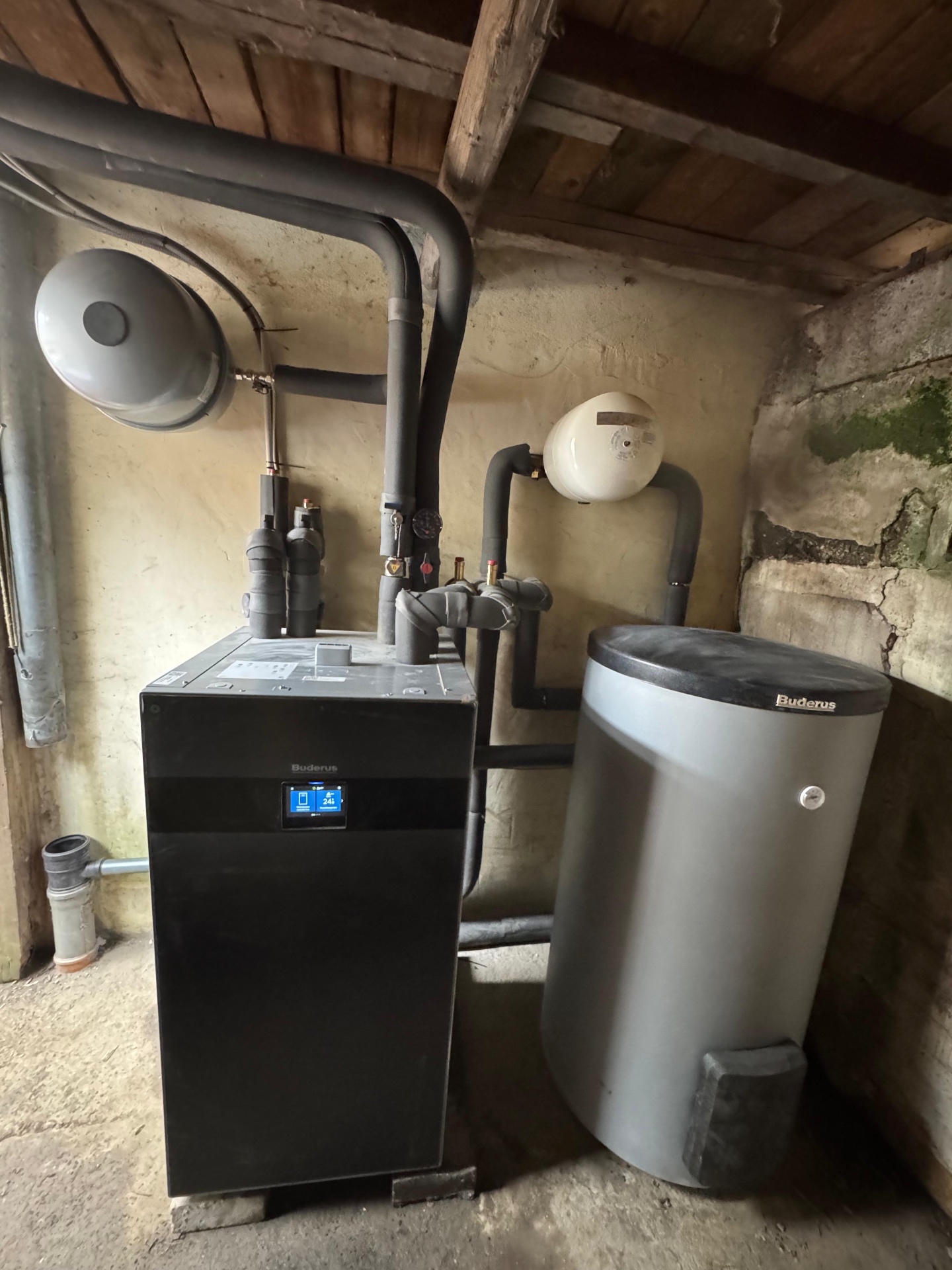 Buderus Wärmepumpe mit Warmwasserspeicher im Technikraum