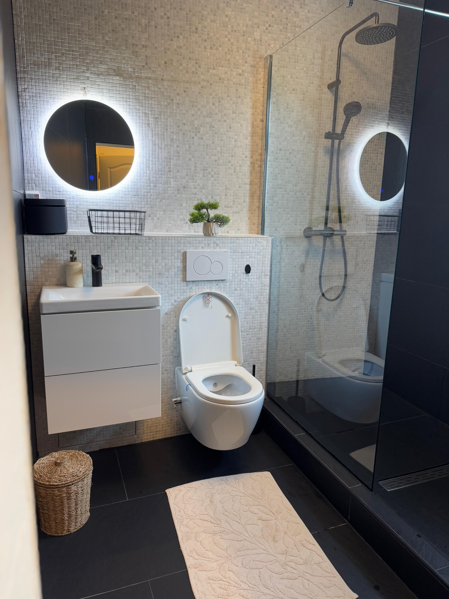 Tageslicht-Bad mit Mosaikfliesen, LED-Spiegel und Walk-in-Dusche