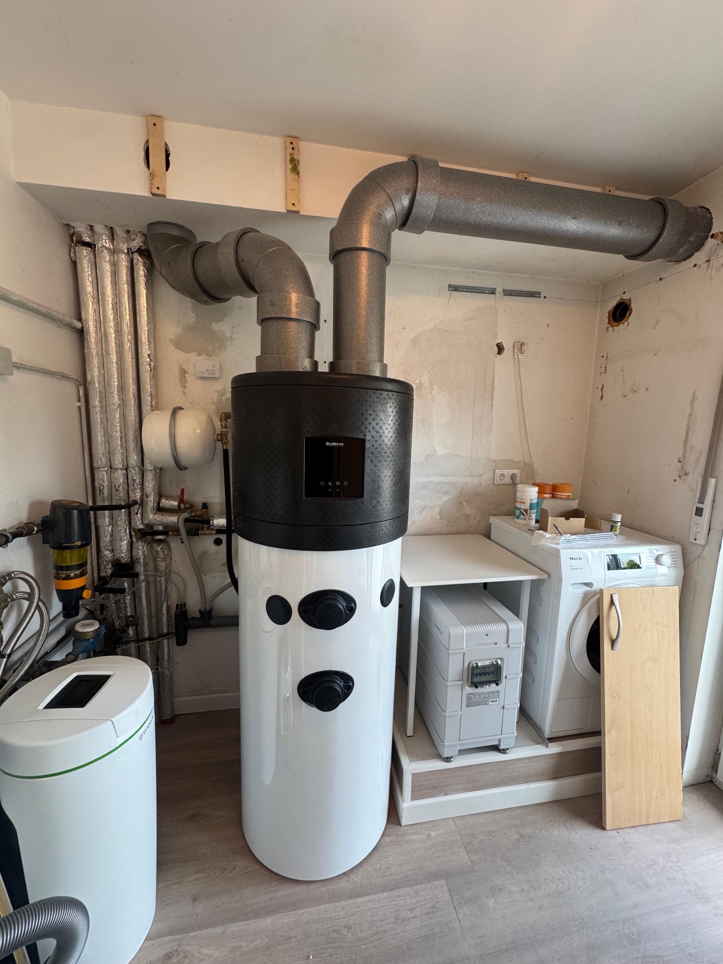 Buderus Warmwasser-Wärmepumpe im Hauswirtschaftsraum