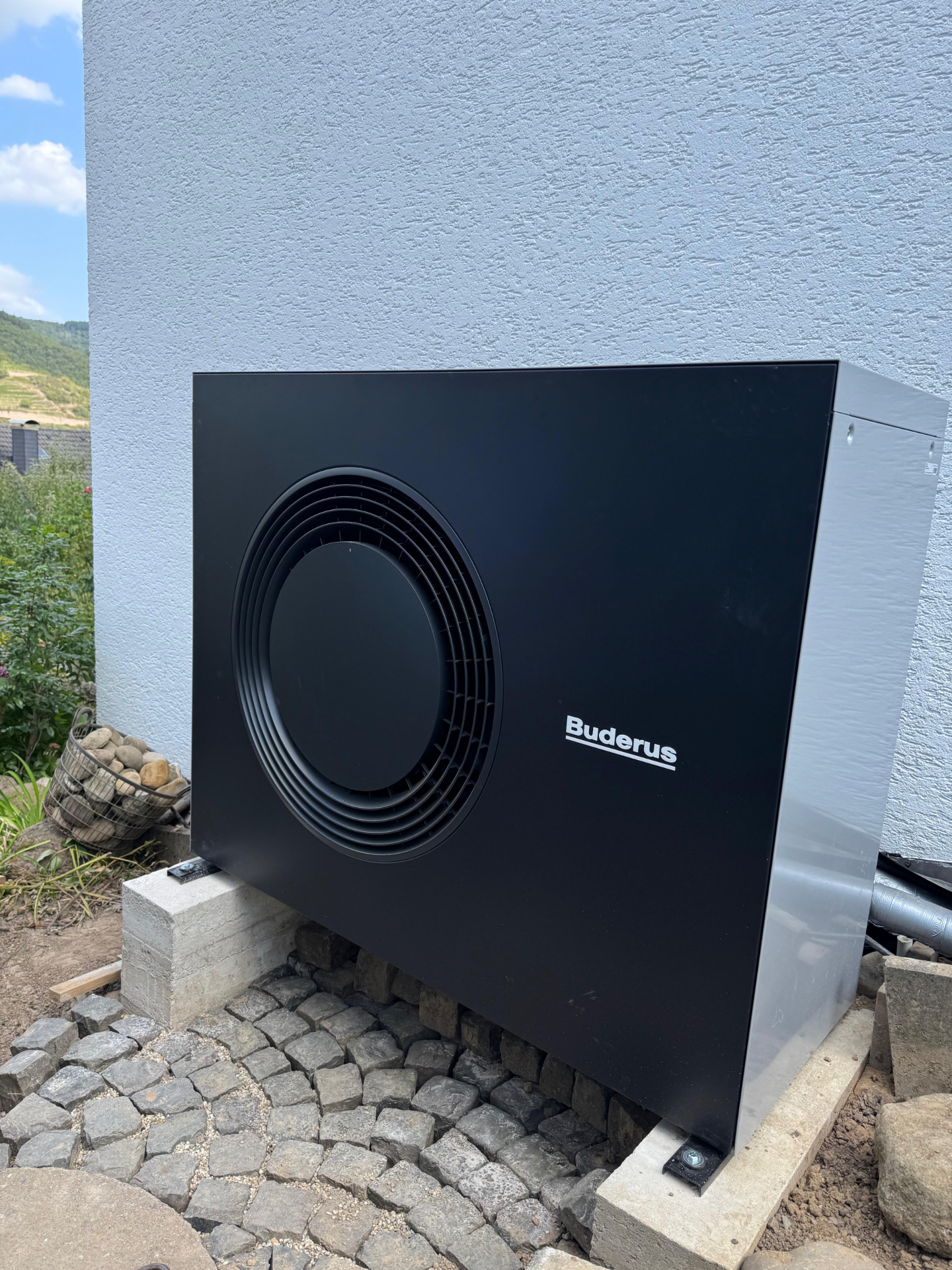 Buderus Luft-Wärmepumpe, Außenaufstellung am Hang